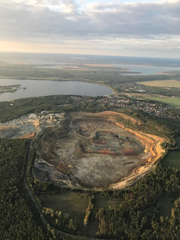 Region im Wandel: Luftaufnahme der Tagebau Rekultivierung am Senftenberger See