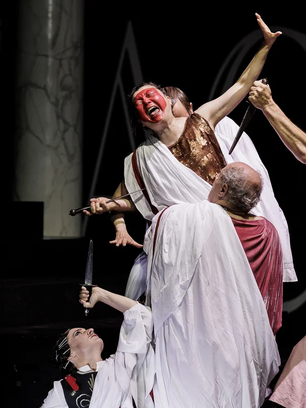 »Caesar« | William Shakespeare | Koproduktion mit dem Deutschen SchauSpielHaus Hamburg, dem Théâtre National du Luxembourg und dem Standort Telux-Gelände Weißwasser | Regie: Stefan Pucher | Sandra Gerling, Sachiko Hara, Josef Ostendorf, Yorck Dippe